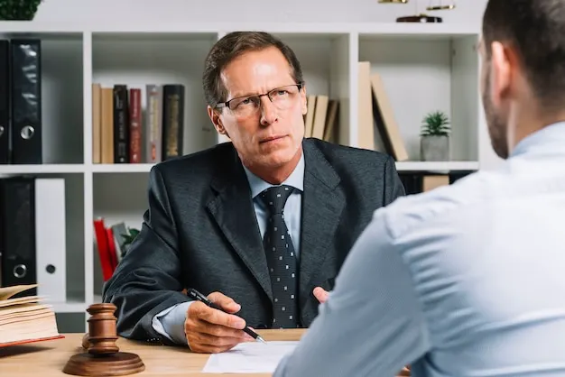Advogado criminal em atendimento